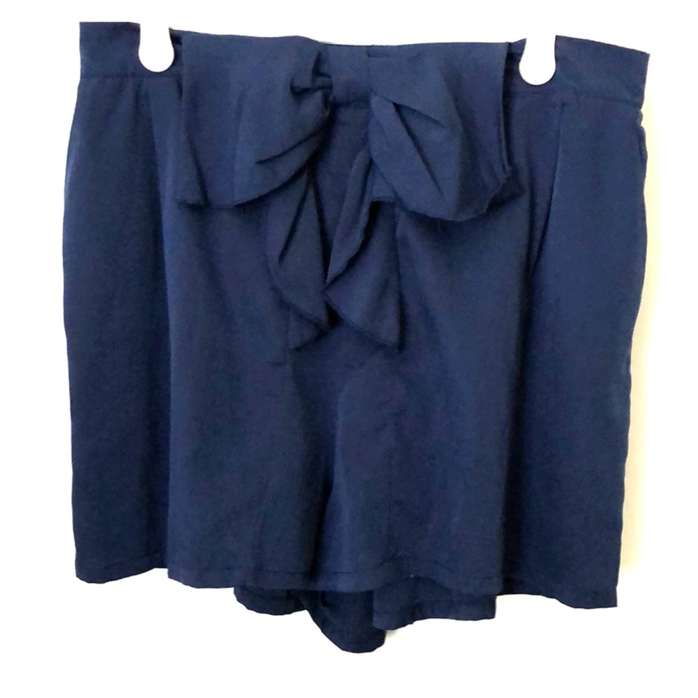 Soft, high waisted navy bow shorts with pockets!🎀